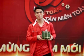 Đội trưởng U23 Việt Nam gói bánh chưng khéo như rê bóng trên sân