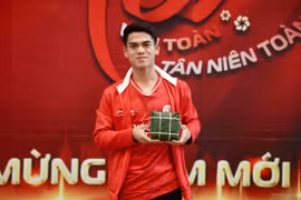 Đội trưởng U23 Việt Nam gói bánh chưng khéo như rê bóng trên sân