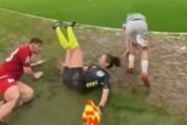 Nữ trợ lý trọng tài ngã đau sau pha xoạc bóng quyết liệt