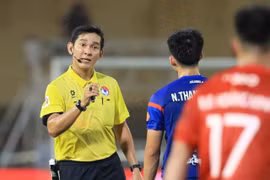 Trọng tài tạo ra quả 11m "tưởng tượng" ở V-League phải trả giá đắt