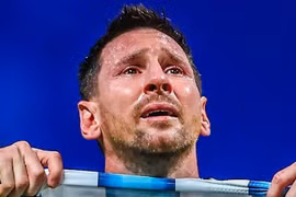 Messi khóc nức nở khi thoát hiểm ngoạn mục trước Ai Cập