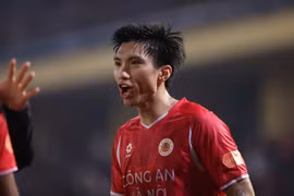 Vừa trở lại sau chấn thương, Đoàn Văn Hậu đã gặp sự cố phải rời sân