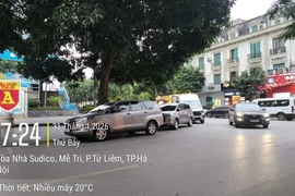 Nhiều phương tiện dừng đỗ trái quy định gây cản trở giao thông trên đường Đỗ Đình Thiện