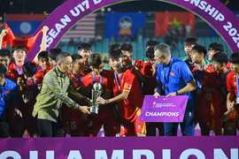 U17 Việt Nam đăng quang Đông Nam Á, HLV Roland đặt mục tiêu lớn hơn