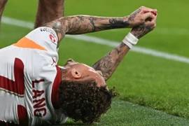 Tiền đạo người Hà Lan đứt lìa đầu ngón tay khi đá Champions League