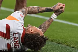 Tiền đạo người Hà Lan đứt lìa đầu ngón tay khi đá Champions League