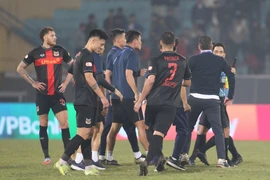 Thua Công an Hà Nội, Ninh Bình FC để lại hình ảnh phản cảm trên sân Hàng Đẫy