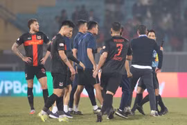 Thua Công an Hà Nội, Ninh Bình FC để lại hình ảnh phản cảm trên sân Hàng Đẫy