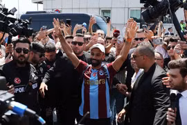 Salah ra mắt Trabzonspor, hơn 2 vạn CĐV tạo nên màn chào đón lịch sử