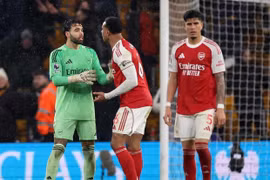 Arsenal bị đội bét bảng cầm hòa ở Ngoại hạng Anh, Man City mừng thầm