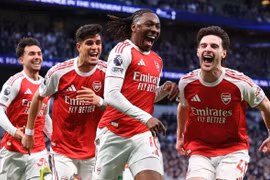 Pháo thủ đáp trả Man City bằng chiến thắng hủy diệt Tottenham