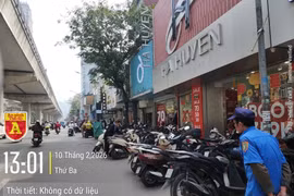 Phố nhộn nhịp người sắm Tết, lòng đường Cầu Giấy hóa bãi đỗ xe
