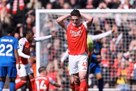 Arsenal lại vấp ngã đúng thời điểm quan trọng nhất