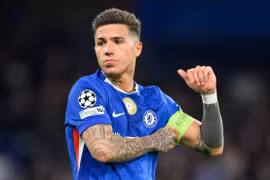 Chelsea trừng phạt thủ lĩnh vì 'đứng núi này trông núi nọ'