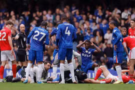 Sao trẻ Chelsea nằm bất động, phải cấp cứu sau pha va chạm mạnh