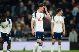 Tottenham ngấp nghé xuống hạng