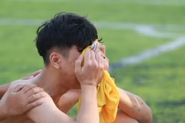 Cầu thủ trường Marie Curie khóc nghẹn vì lỡ vé chung kết