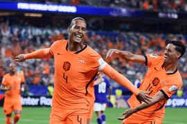 Van Dijk mở tỉ số cho Hà Lan đầu hiệp hai