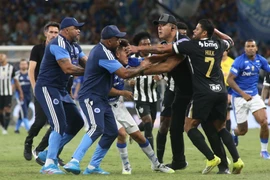 Trận chung kết tại Brazil gây sốc khi trọng tài rút tới 23 thẻ đỏ