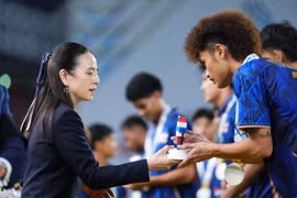 Madam Pang gượng cười khi U22 Thái Lan đánh rơi HCV trên sân nhà