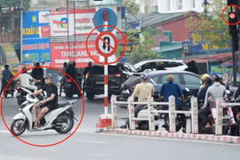 Nhiều phương tiện ngang nhiên mắc lỗi kép: Vừa vượt đèn đỏ, vừa phớt lờ biển cấm ở Cầu Giấy