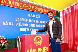 Tiền đạo Xuân Son lần đầu đi bầu cử