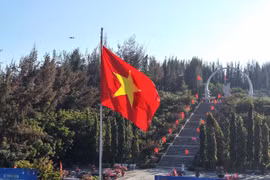 Lá cờ Tổ quốc tung bay tại Khu tưởng niệm chiến sĩ Gạc Ma đầy xúc động