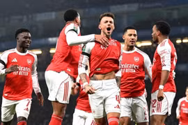Thắng Chelsea sân khách, Arsenal đặt một chân vào chung kết
