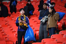 Không chỉ thắng Anh, CĐV Nhật Bản còn ghi điểm tuyệt đối khi dọn sạch rác ở Wembley