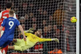 Raya ngoạn mục cứu thua phút bù giờ, Arsenal thắng nghẹt thở Chelsea