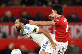 Lisandro Martinez nhận thẻ đỏ tranh cãi, MU trả giá đắt trước Leeds