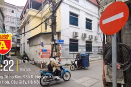 Nhiều phương tiện cố tình đi ngược chiều bất chấp biển cấm