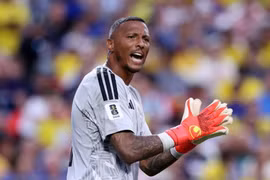 Sau Vozinha, thêm một thủ môn World Cup 'lên đồng' ở tuổi U40
