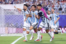 Vất vả hạ 10 người Thụy Sĩ, Argentina gặp Anh ở bán kết World Cup 2026