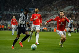 MU thua trận đầu tiên, HLV Carrick nói gì?