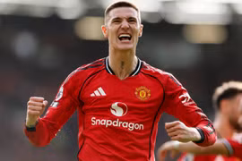 Sesko lóe sáng giúp MU thắng ngược, vào top 3