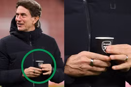 HLV Tottenham gây phẫn nộ vì hồn nhiên cầm cốc in logo kình địch Arsenal