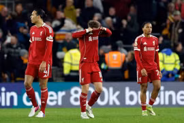 Liverpool thua sốc đội bét bảng