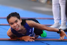 Nữ tuyển thủ quốc gia phải bò về đích dưới nắng gió Nha Trang