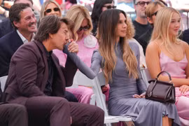 Khoảnh khắc nam tài tử Tom Cruise hôn tay vợ Beckham gây tranh cãi