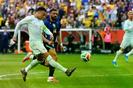 Brazil gục ngã trước tuyển Pháp dù chơi hơn người