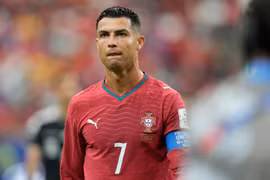 Ronaldo được khuyên lùi lại để Bồ Đào Nha tiến lên