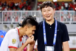 Chiếc áo đen của HLV Kim Sang-sik gây sốt