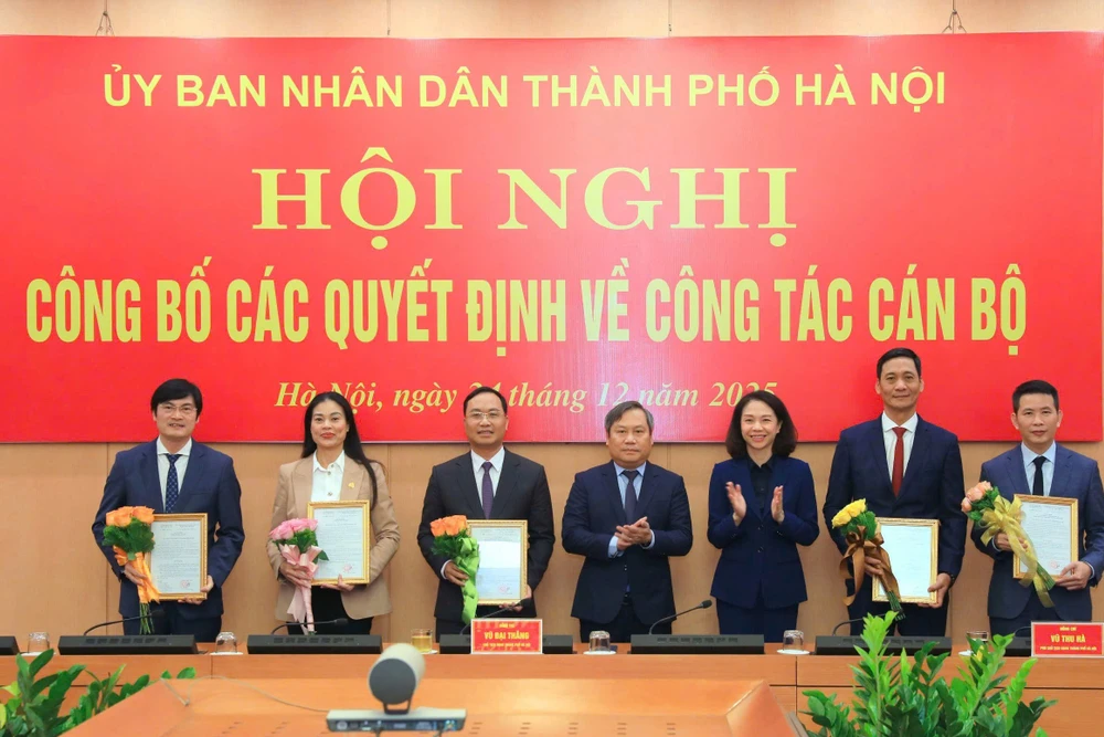 Trao quyết định bổ nhiệm Giám đốc Sở Y tế, Sở Văn hóa Thể thao và Chánh Văn phòng UBND TP Hà Nội