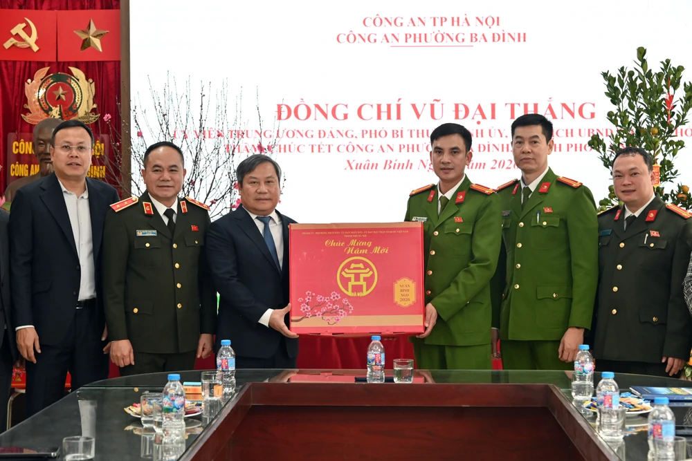 Chủ tịch UBND TP Hà Nội Vũ Đại Thắng thăm, động viên cán bộ, chiến sỹ Công an phường Ba Đình 