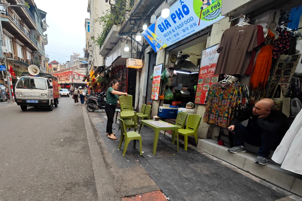 Hình ảnh trật tự đô thị trái ngược ở các phố trung tâm gần hồ Gươm chiều cuối tuần