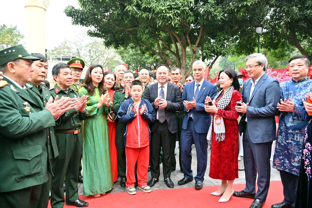 Giám đốc Công an Hà Nội chung vui ngày hội "Tết sum vầy" với nhân dân phường Nghĩa Đô