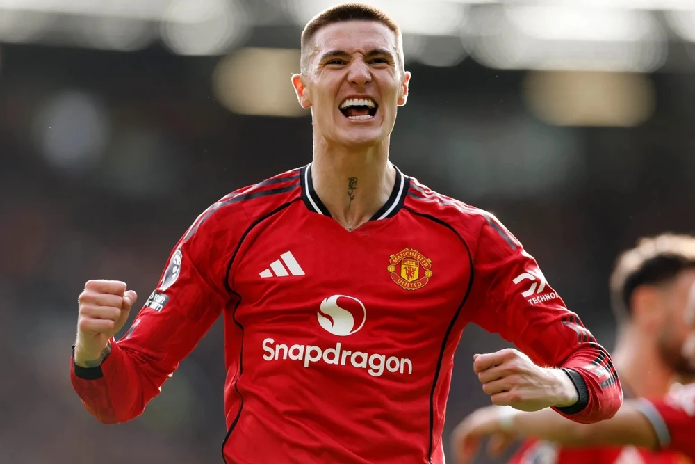 Sesko lóe sáng giúp MU thắng ngược, vào top 3