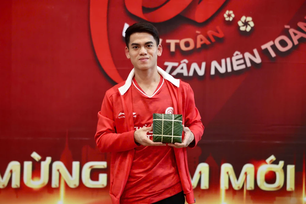 Đội trưởng U23 Việt Nam gói bánh chưng khéo như rê bóng trên sân
