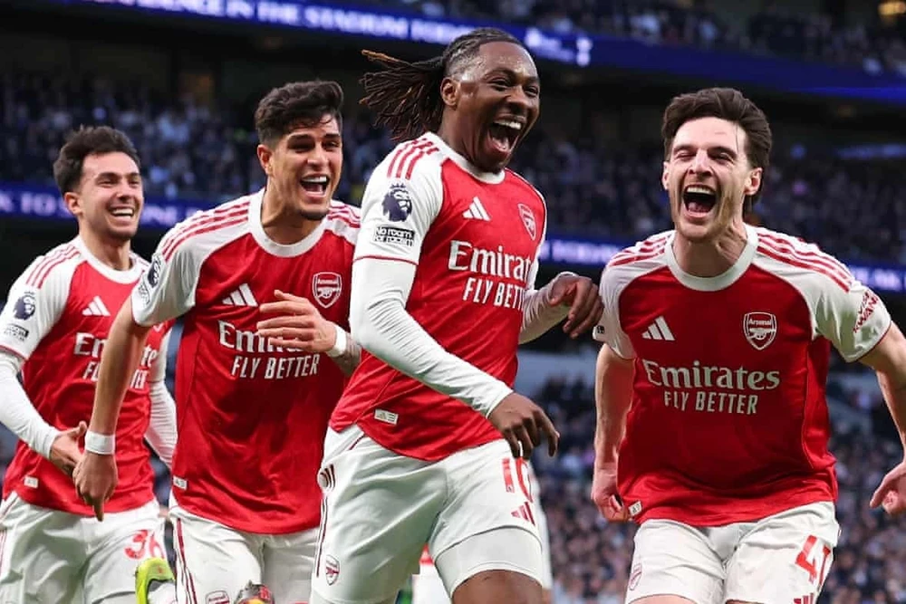 Pháo thủ đáp trả Man City bằng chiến thắng hủy diệt Tottenham